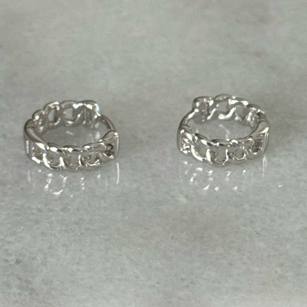 Silver Chain Link Small Huggie Hoop Earrings
Brand New
Stainless Steel